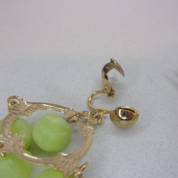 Vintage Green Bead Gold Tone Chandelier Clip Earrings - Picture 4 of 5